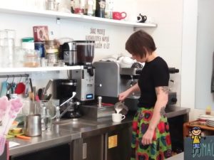 Králík v rádiu - Ivana Karhanová připravuje kávu.