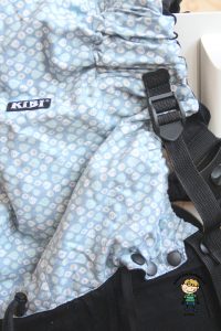 Nosítko KiBi: Detail na pásek, kterým se nastavuje podsazení nožiček.