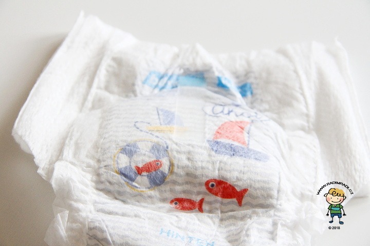 Plenkové kalhotky Babylove: Detail na lepící proužek