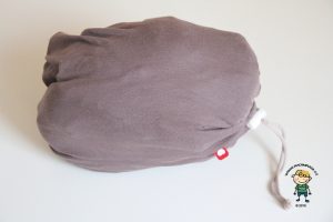 Nosítko Caboo Close: Celé nosítko se sbalí do kapsy, která slouží jako součást při nošení.