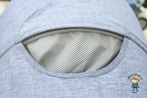 Detail na větrací okénko ve stříšce (Valco Snap 4 Trend Sport Tailor Made).