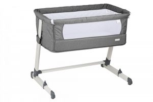 Postýlku BabyGO Together Grey lze přisunout k rodičovské posteli a odepnout jednu bočnici (stěnu).