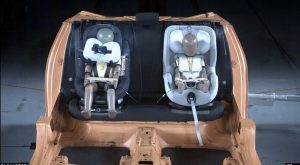 První autosedačka s airbagy Maxi Cosi Airbag (vlevo).